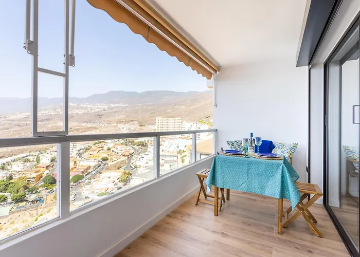 Home2book Miami Views & Pool,