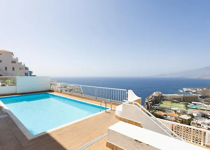 Home2book Miami Views & Pool,