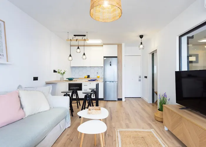 Home2book Miami Views & Pool,