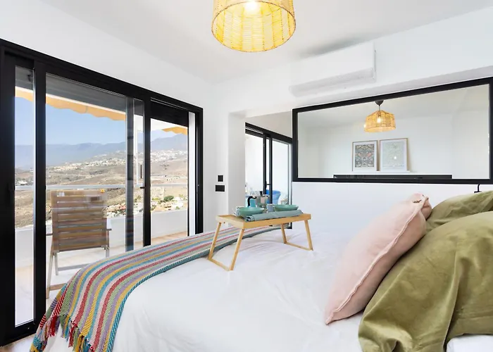 Home2book Miami Views & Pool,